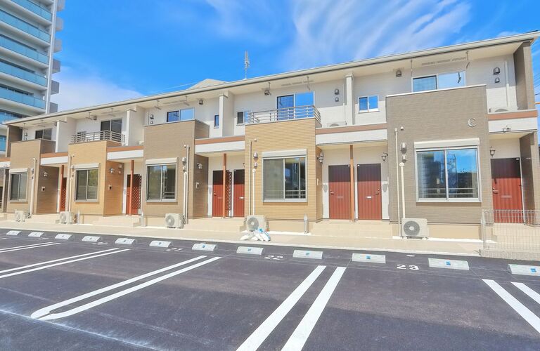 ひび割れたアパートの外壁を経験豊富な職人が丁寧に塗り替えます | 大阪の外壁塗装なら誠実対応のトラスト塗装